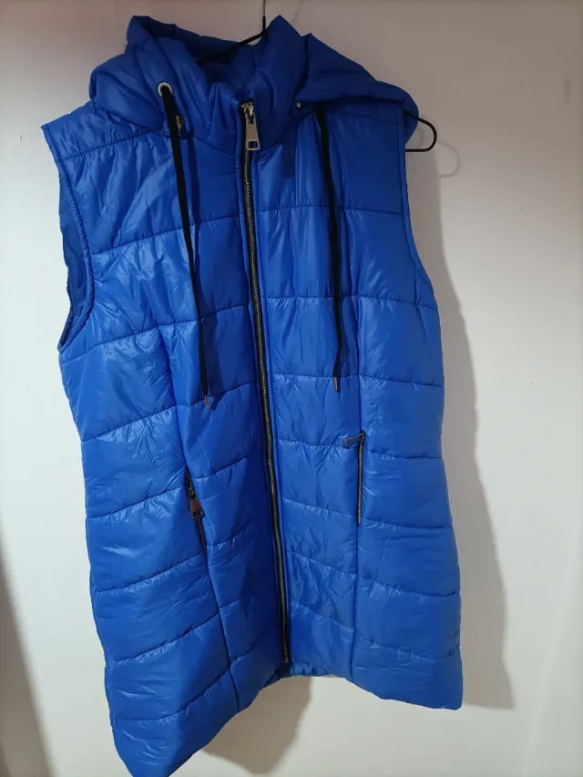 Chaleco acolchado azul con capucha