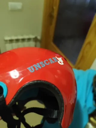 Casco de protección y bidón agua