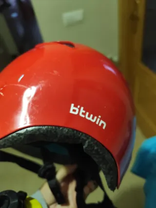 Casco de protección y bidón agua