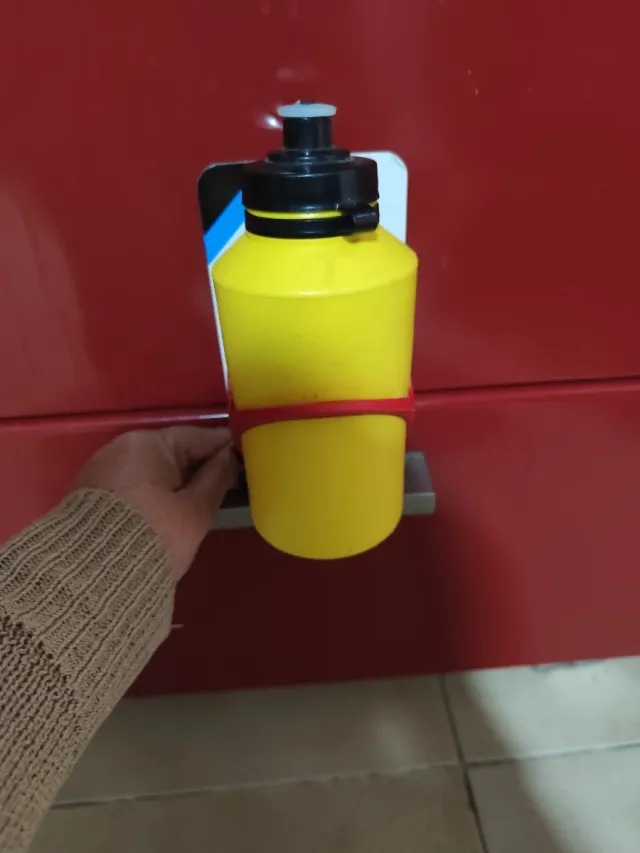 Casco de protección y bidón agua