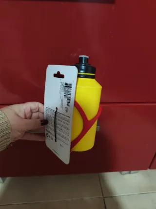 Casco de protección y bidón agua