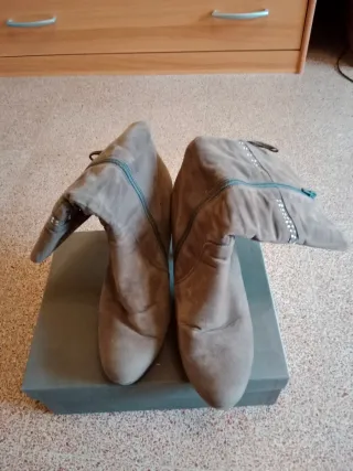 Stivaletti scamosciati grigi con strass  Tacco 10