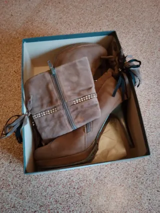 Stivaletti scamosciati grigi con strass  Tacco 10