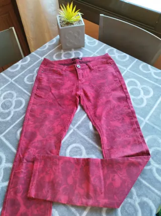 Pantalones con estampado color granate