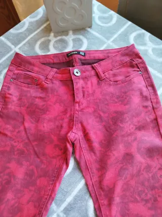 Pantalones con estampado color granate