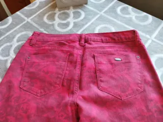 Pantalones con estampado color granate