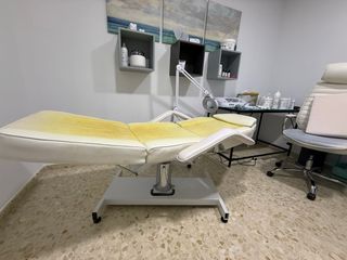 camilla de estética giratoria con brazos