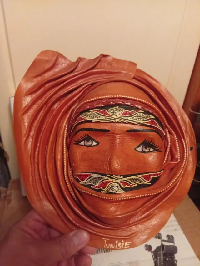 Máscara de cuero de Túnez