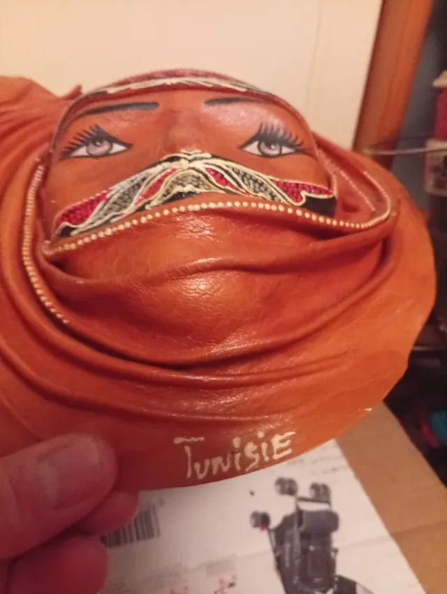 Máscara de cuero de Túnez