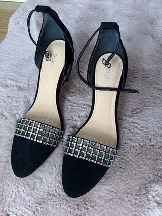Tacones Guess Ante Negros con Pedrería