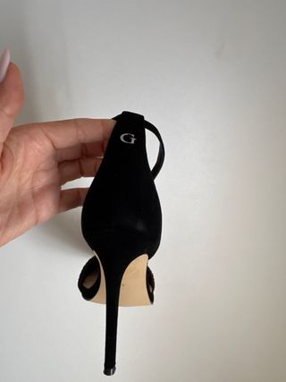 Tacones Guess Ante Negros con Pedrería