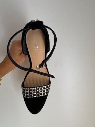 Tacones Guess Ante Negros con Pedrería