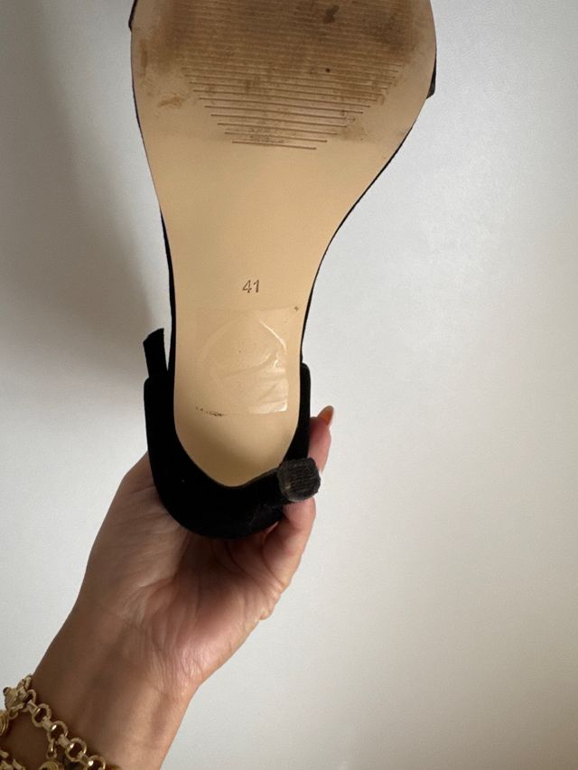 Tacones Guess Ante Negros con Pedrería