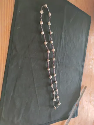 Collar artesanal gris hecho con garbanzos