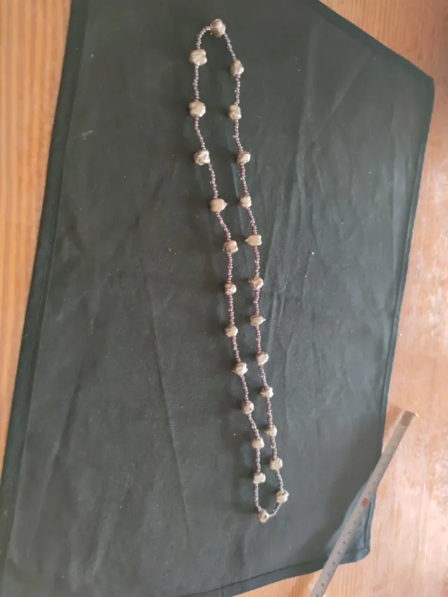 Collar artesanal gris hecho con garbanzos