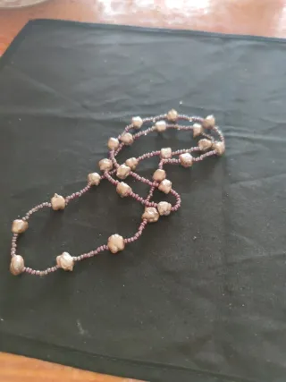 Collar artesanal gris hecho con garbanzos