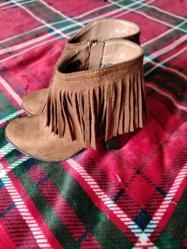Botines marrones con flecos