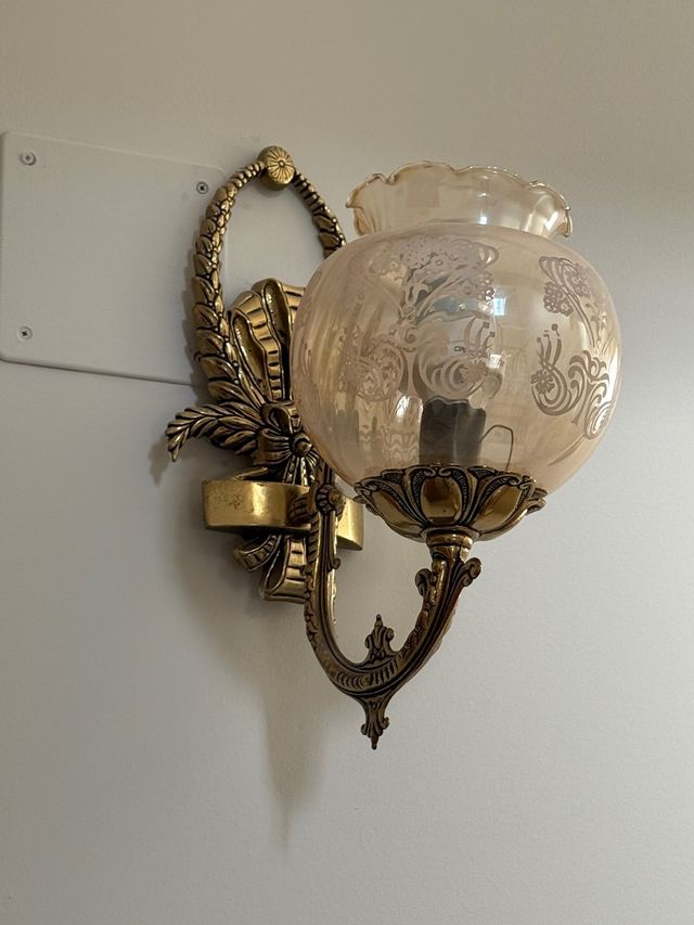 Aplique de pared dorada con pantalla de cristal