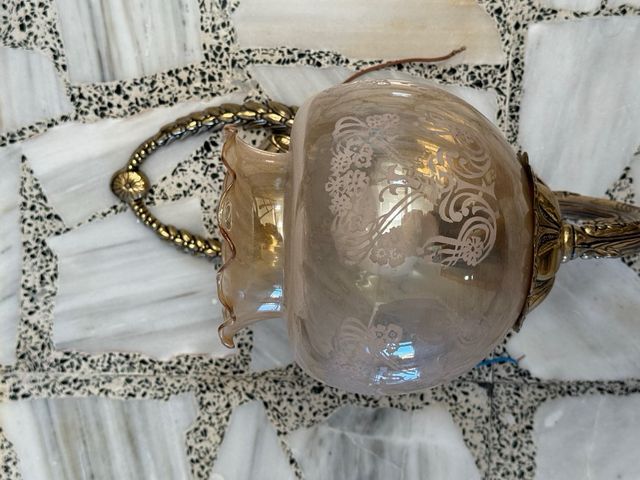 Aplique de pared dorada con pantalla de cristal