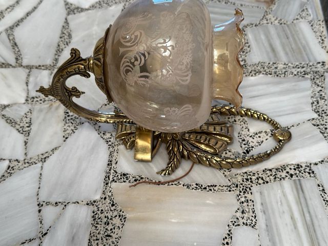 Aplique de pared dorada con pantalla de cristal