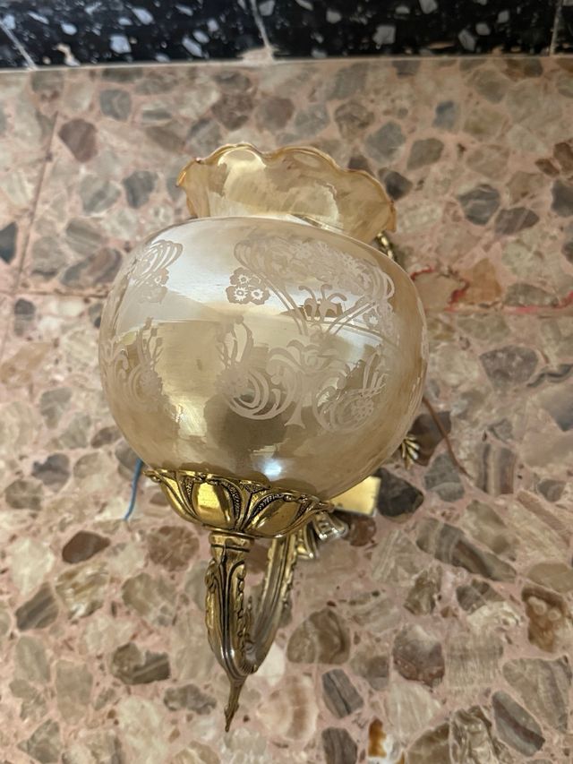 Aplique de pared dorada con pantalla de cristal