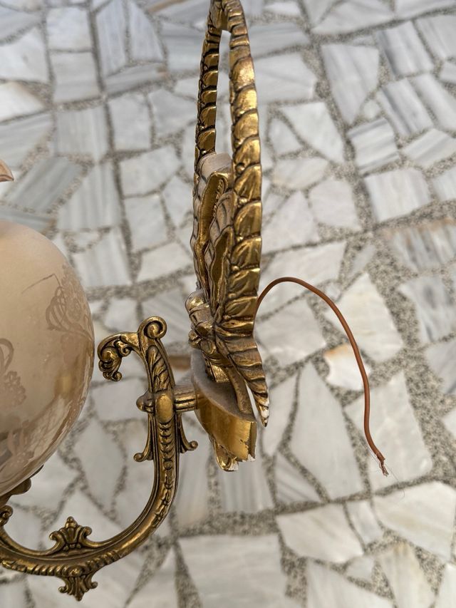 Aplique de pared dorada con pantalla de cristal