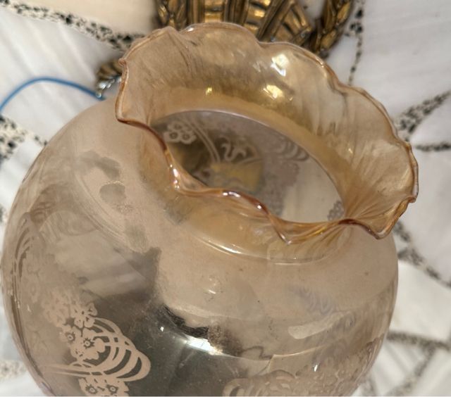 Aplique de pared dorada con pantalla de cristal