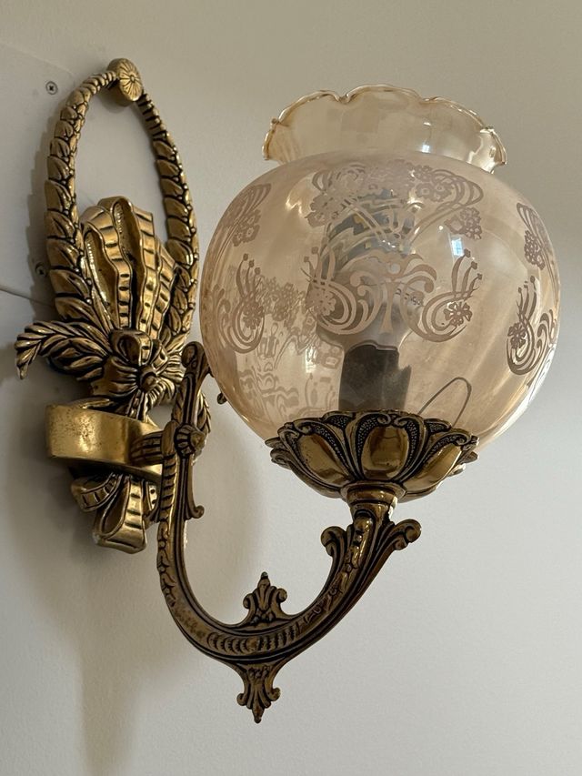 Aplique de pared dorada con pantalla de cristal