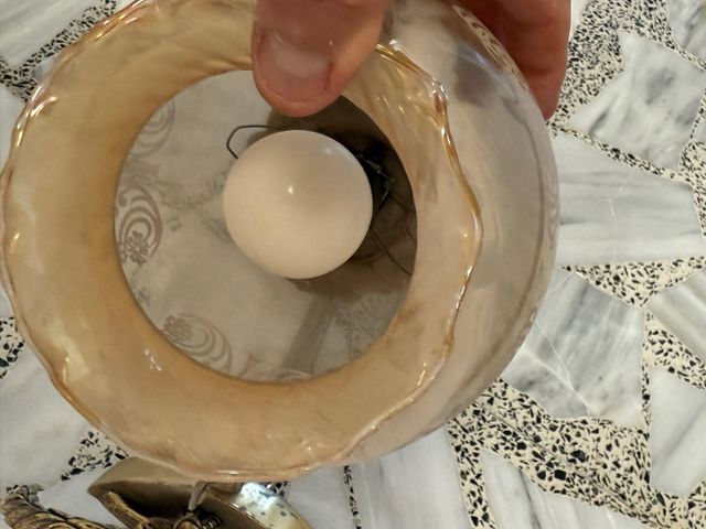 Aplique de pared dorada con pantalla de cristal