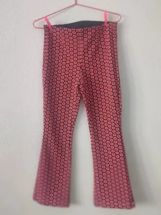 Pantalones acampanados con estampado geométrico