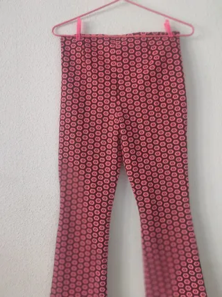 Pantalones acampanados con estampado geométrico