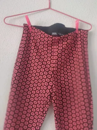 Pantalones acampanados con estampado geométrico