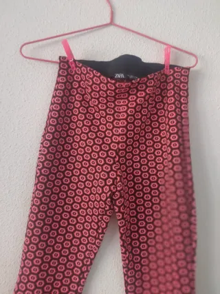 Pantalones acampanados con estampado geométrico