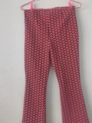 Pantalones acampanados con estampado geométrico