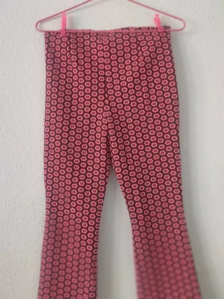 Pantalones acampanados con estampado geométrico