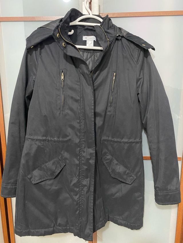 Abrigo azul marino con capucha