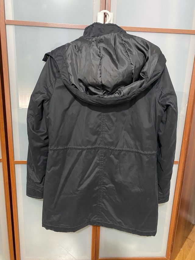 Abrigo azul marino con capucha