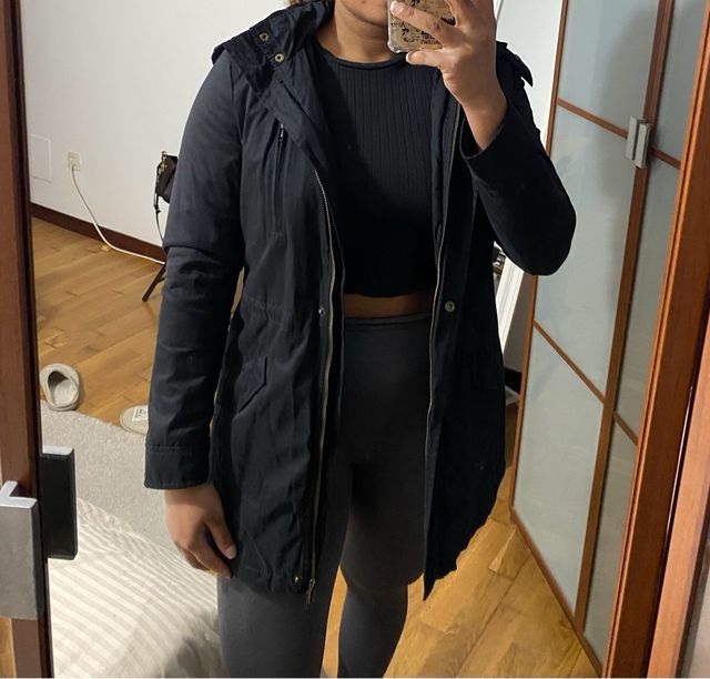 Abrigo azul marino con capucha