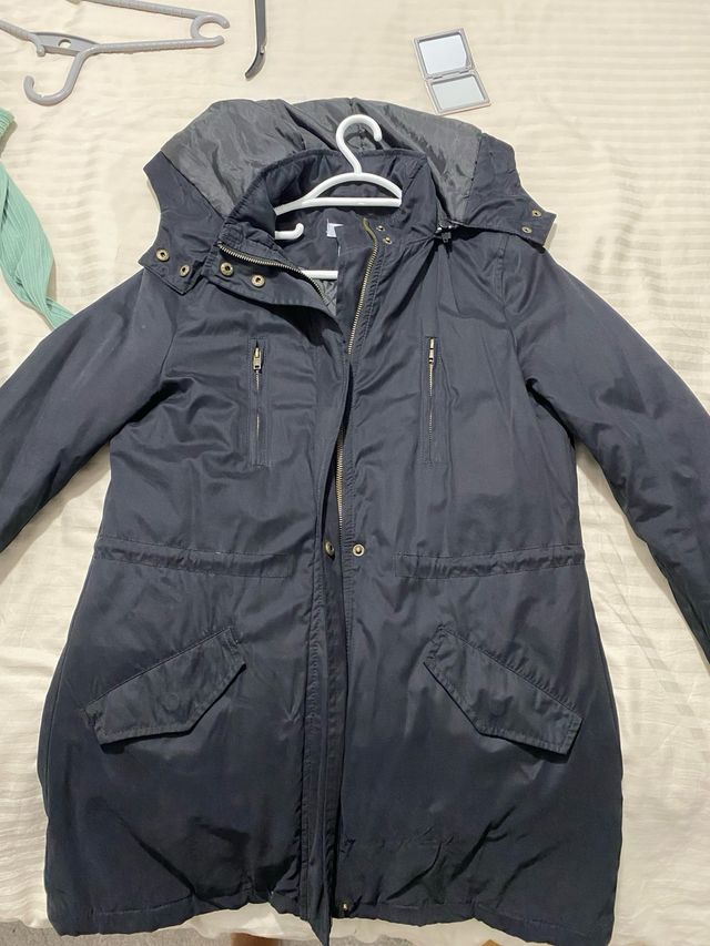 Abrigo azul marino con capucha