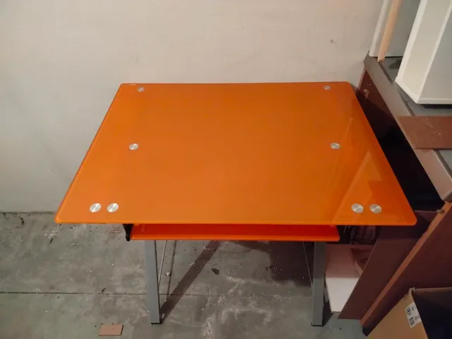 Mesa de cristal naranja para PC
