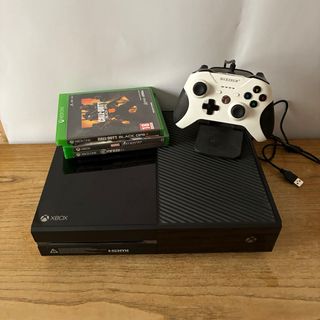 Xbox One con controller e giochi e cavi