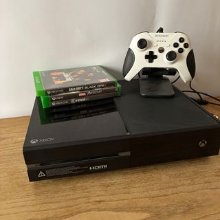 Xbox One con controller e giochi e cavi