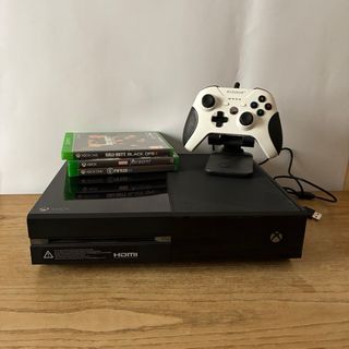 Xbox One con controller e giochi e cavi