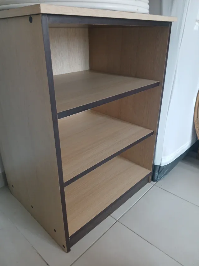 Cajonera de madera beige y marrón