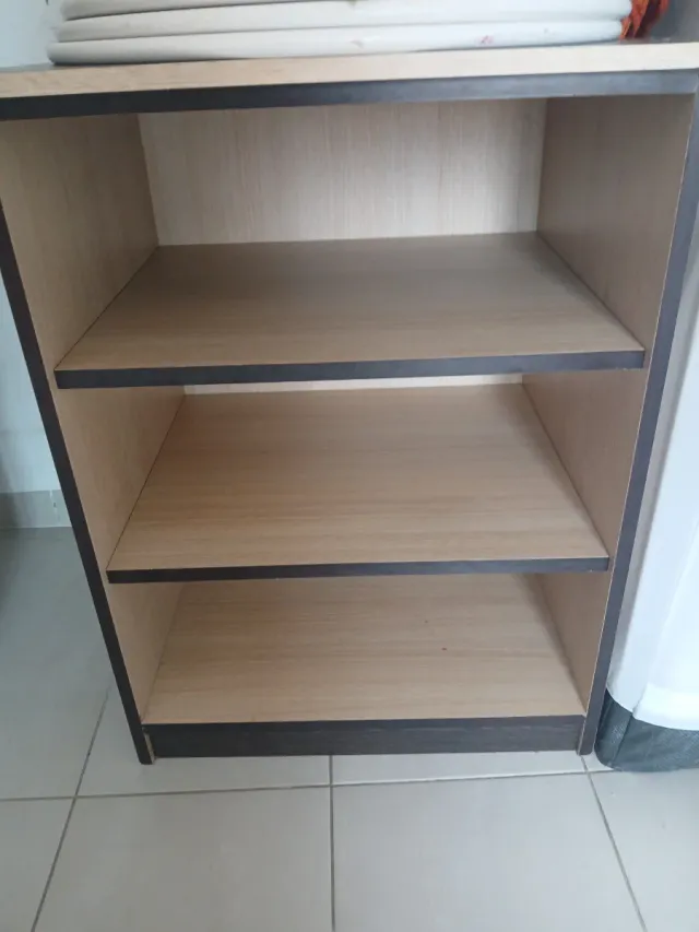 Cajonera de madera beige y marrón