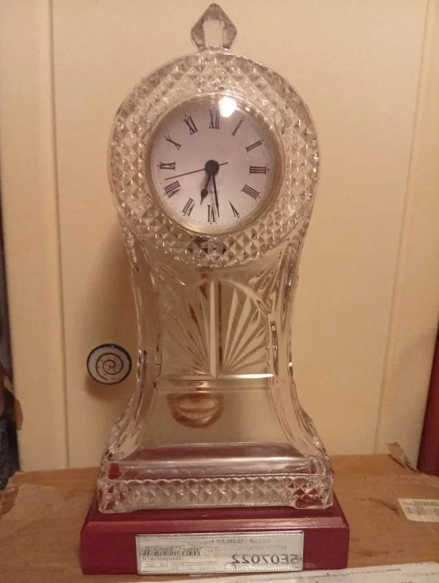 Reloj de péndulo de cristal y madera