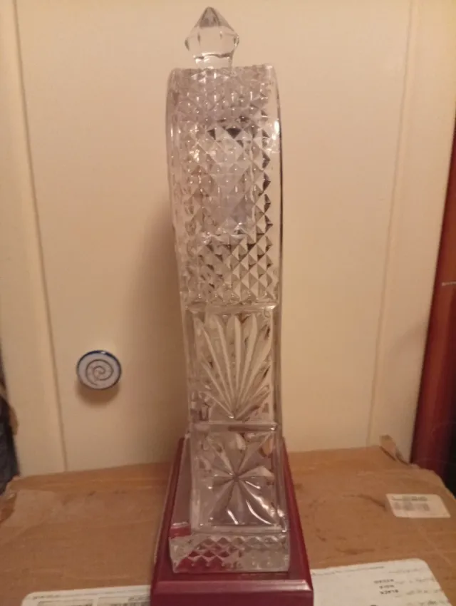 Reloj de péndulo de cristal y madera