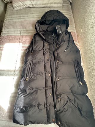 Chaleco largo tipo plumas Zara Talla S