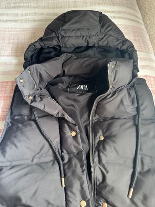 Chaleco largo tipo plumas Zara Talla S