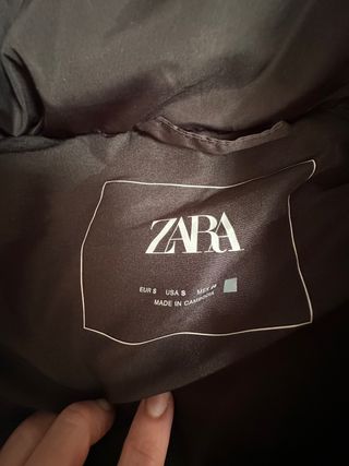 Chaleco largo tipo plumas Zara Talla S